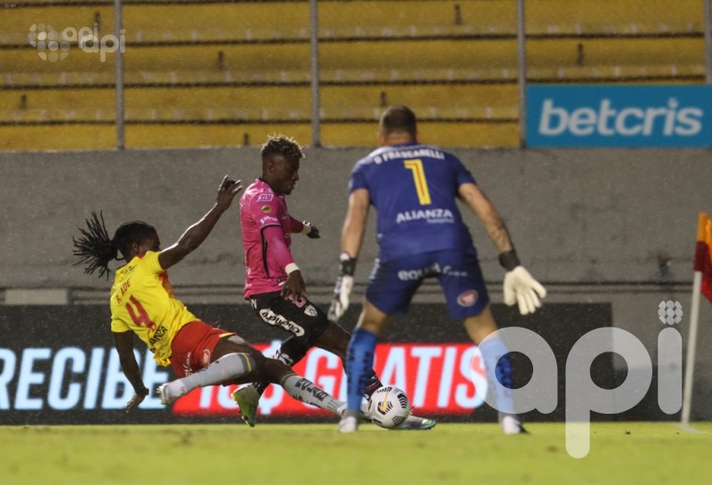 Aucas golea a Independiente y asalta la punta