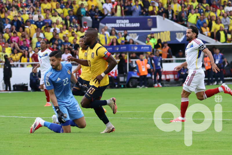 Ecuador pasa 2-1 a Venezuela