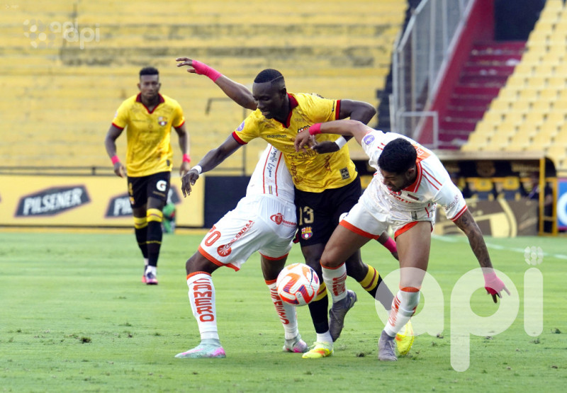 Barcelona pasa 1-0 a Libertad
