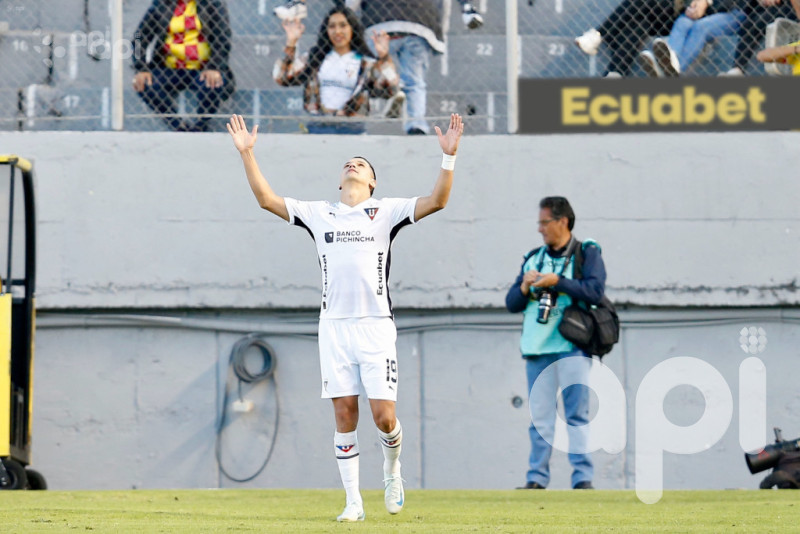 U se aferra a la punta y complica a Papá