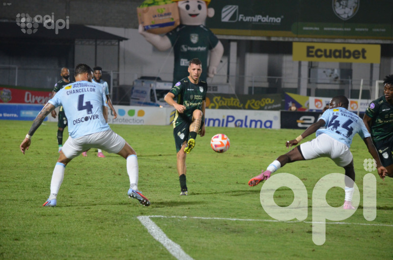 Orense se aprovecha 2-1 de U. Católica