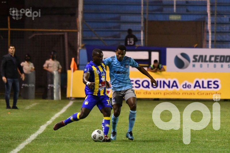 El bombillo se prende bien alto al ganar en Manta