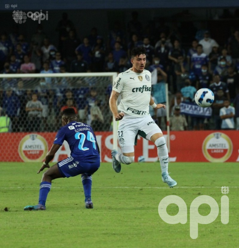 Palmeiras sufre para ganar 3-1 a Emelec en Guayaquil