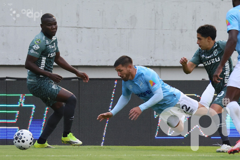 U. Católica se come 2-0 a Leones FC