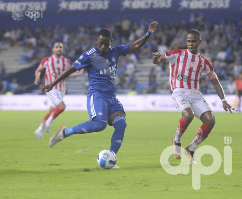 Azules y Rayados aprovechan el tropiezo del Rojo