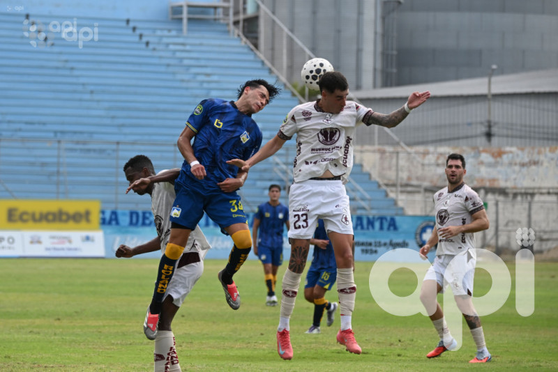 Delfín marca 1-0 en la agonía sobre Mushuc Runa