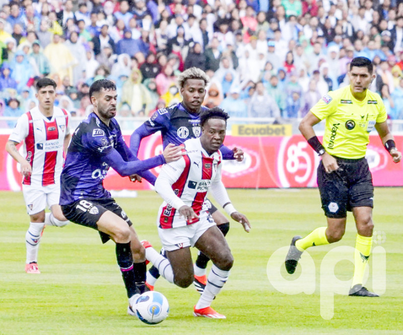 Liga toma ventaja triple sobre IDV en la final