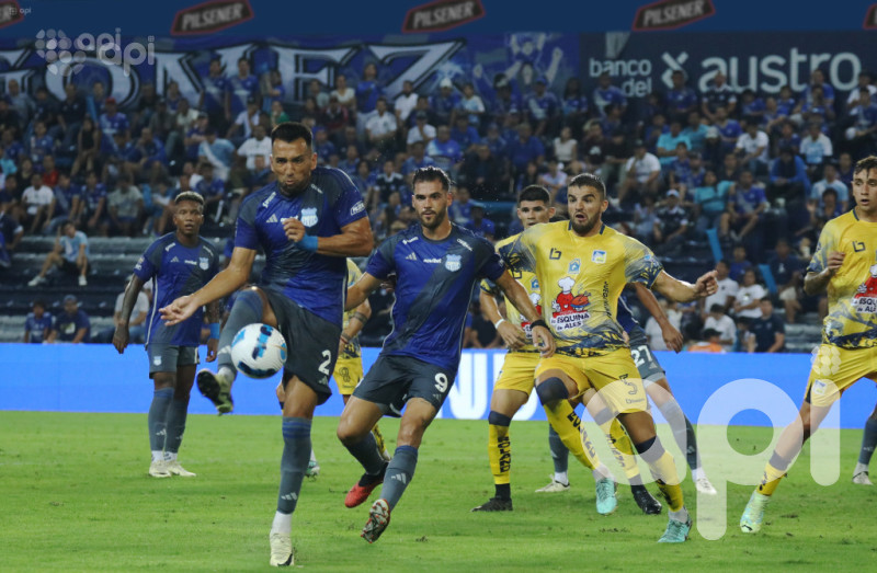 Emelec pesca 2-0 a Delfín en el Capwell