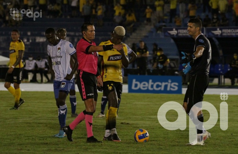Técnico que debuta, Célico que gana y el ídolo es puntero