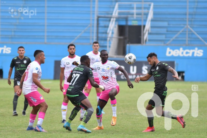 El cetáceo vence, pero perdona y sufre ante Orense
