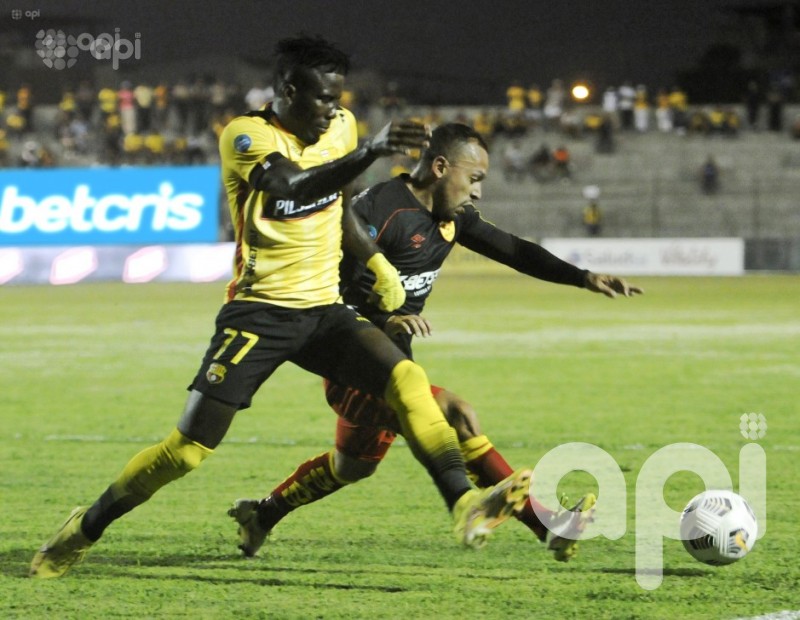 Barcelona recibe al Aucas en primera pulseada por el trono