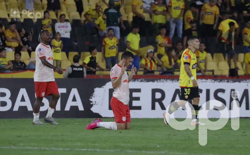 Bragantino remonta 3-2 y elimina a Barcelona