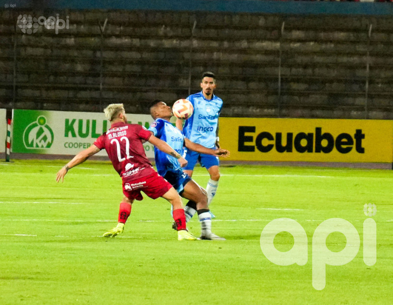 El Ponchito implacable con el vecino celeste