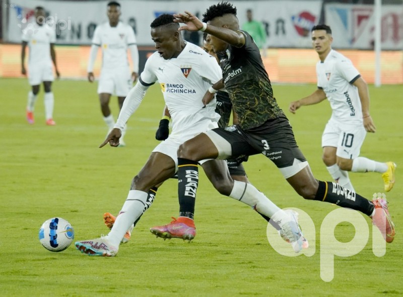 Angulo, el menos querido, salva a la U ante Orense