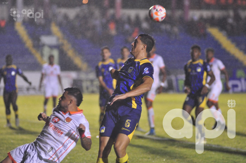 Delfín pesca 1-0 a Libertad en Loja