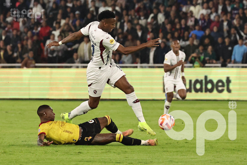 Liga se pasea 3-0 sobre Barcelona