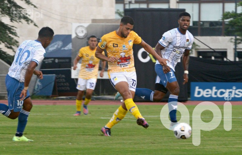 Delfín vence con poco 1-0 al colista 9 de Octubre en Guayaquil
