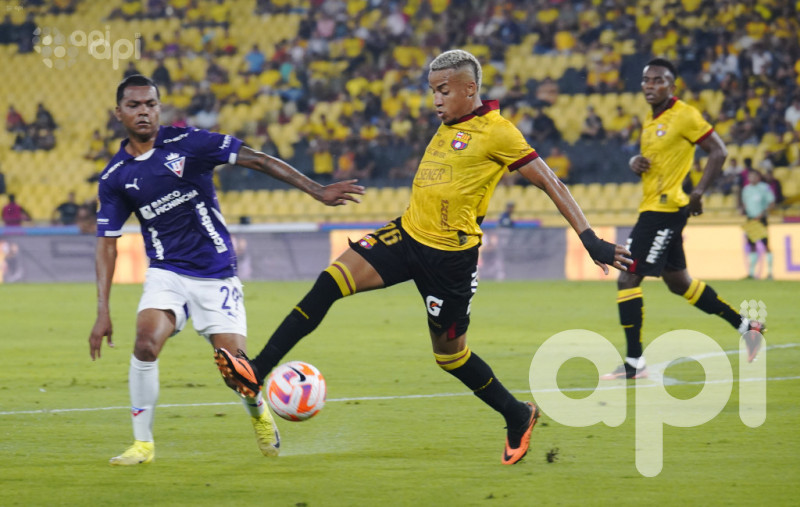 La U tumba al ídolo y persigue a IDV