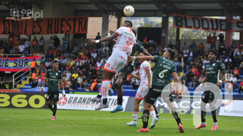 Libertad aprieta a zona de Libertadores