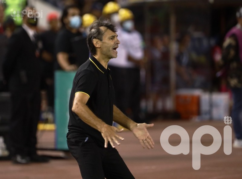 El ídolo festeja en el retorno de Fabián Bustos