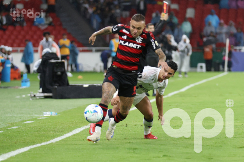 Flamengo supera 2-0 a Liga en Maracaná