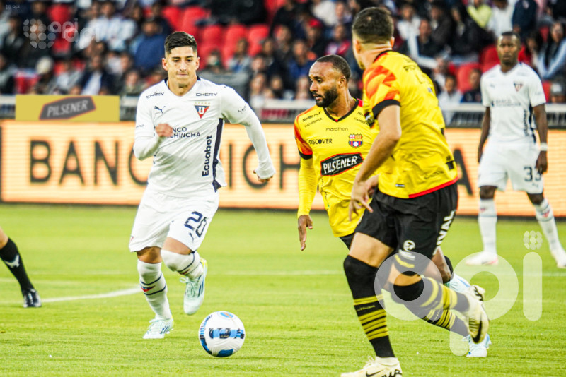 Liga blanquea 3-0 a Barcelona en Quito