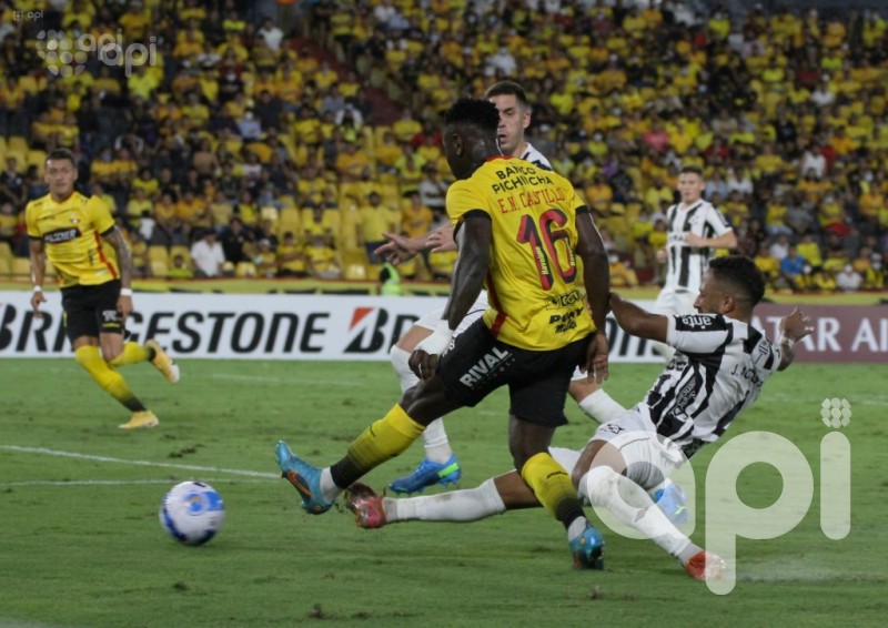 Barcelona supera 4-2 a Wanderers en la Sudamericana