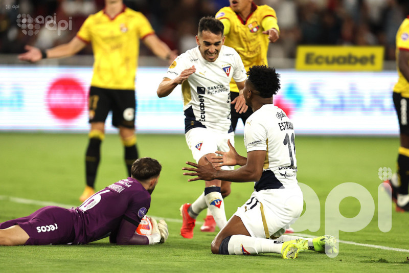 Liga blanquea 3-1 a Barcelona
