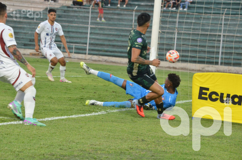 Orense vence 2-1 y liquida al bicampeón Liga