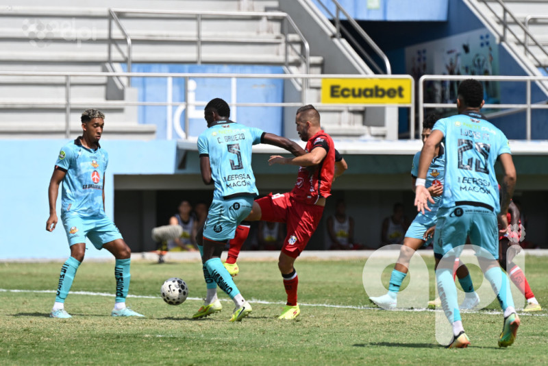 Manta penaliza 2-1 a Libertad