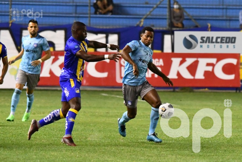 Emelec se prendió en Manta y goleó a Delfín