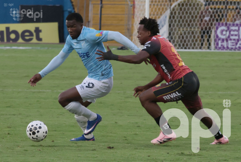 Chatoleí acaricia lo alto de la tabla