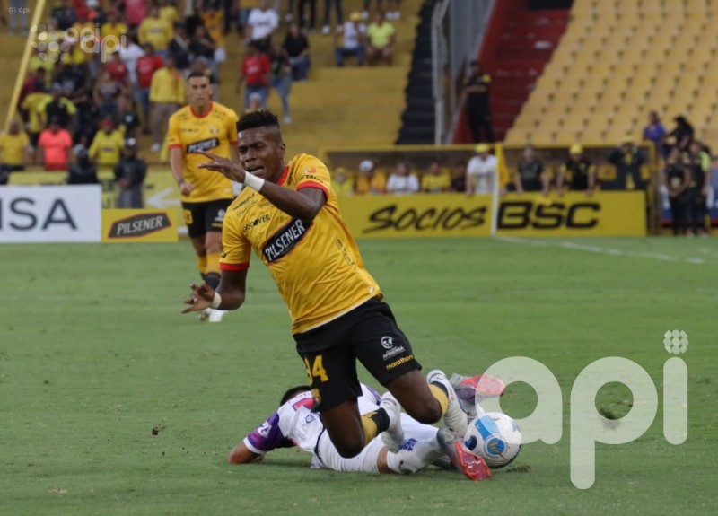 Barcelona logra superar 2-0 a Gualaceo