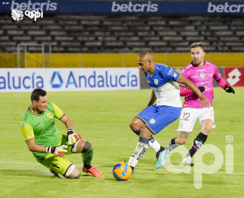 El campeón ecuatoriano gana con penal discutido en tiempo extra
