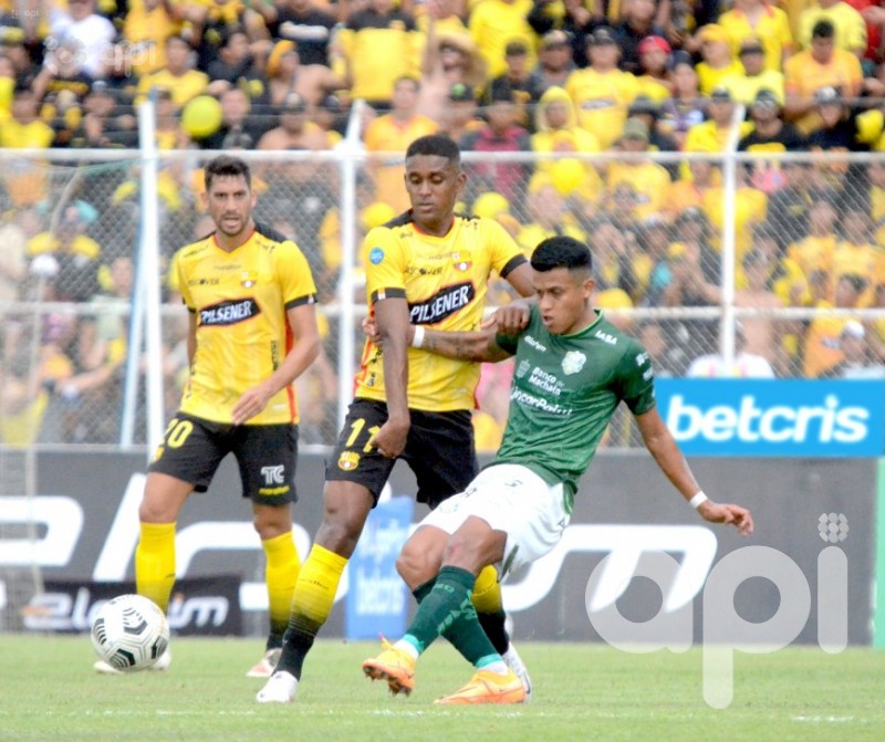 Barcelona gana 2-1 a Orense en Machala