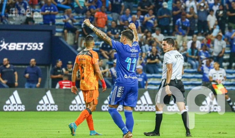 Emelec supera 2-0 al  debutante Libertad