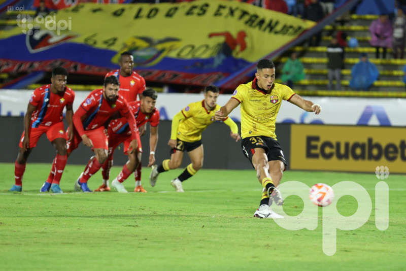Barcelona pasa 2-1 a El Nacional en Quito