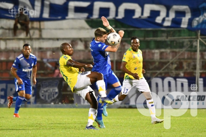 Emelec lucha para vencer 2-1 a Gualaceo en Portoviejo
