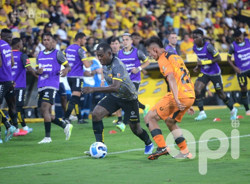 El ídolo sufre para mantener la punta