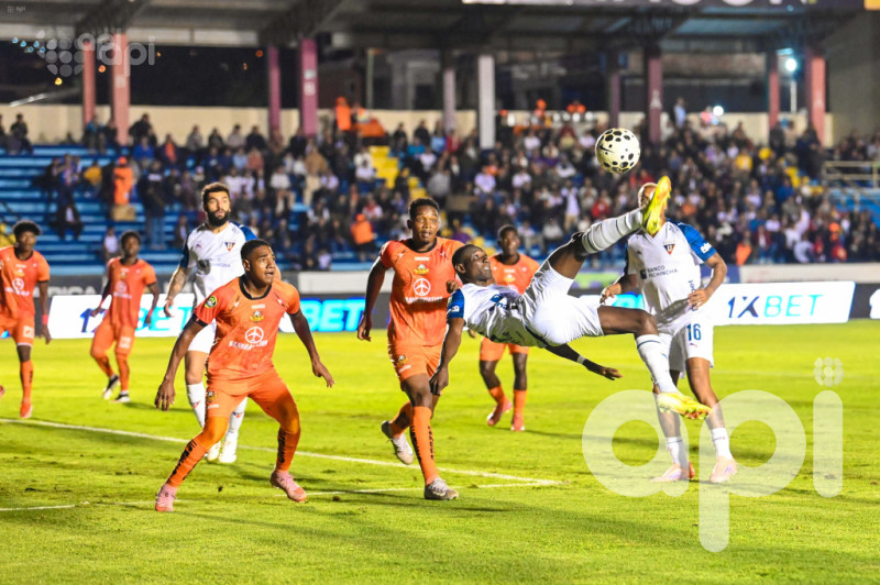 Libertad baña de humildad a la U