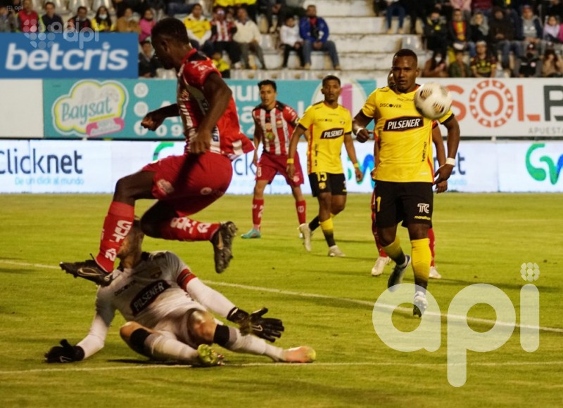 Barcelona se recupera y gana a Técnico U. en Ambato