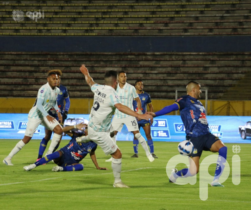U. Católica perdona y Delfín logra empate 2-2