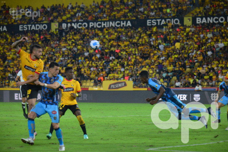 Barcelona sufre para pasar 3-2 a El Nacional