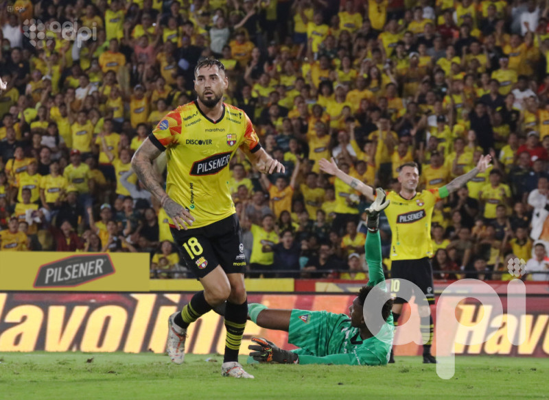 Barcelona blanquea 2-0 a Liga de Quito