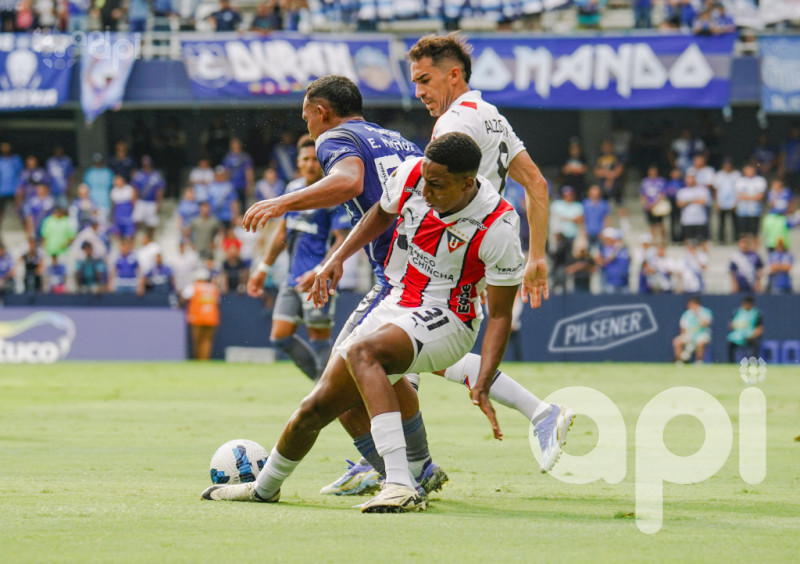 Liga sufre para ganar 1-0 a Emelec