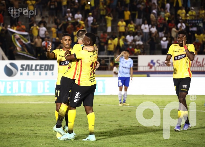 Barcelona se impone 5-3 a Macará