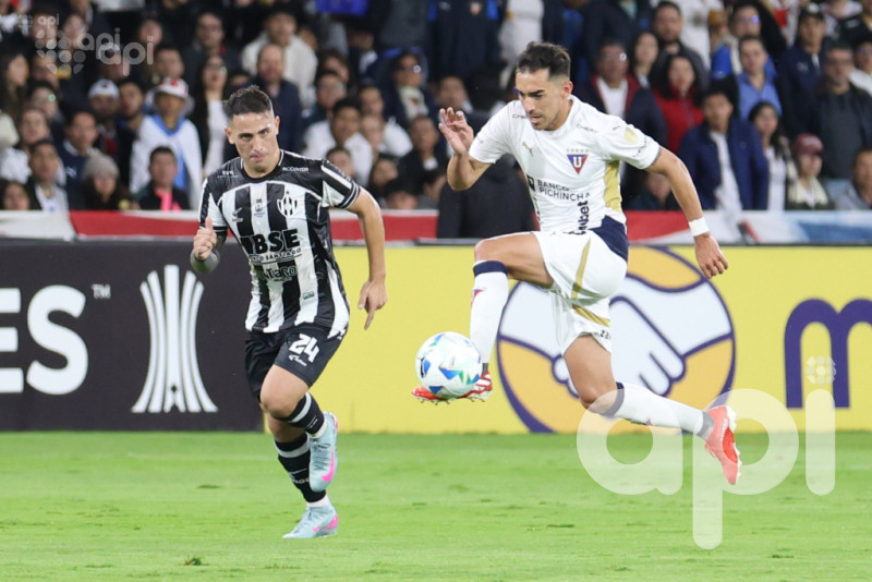 Liga golea 3-0 a Central Córdoba y clasifica