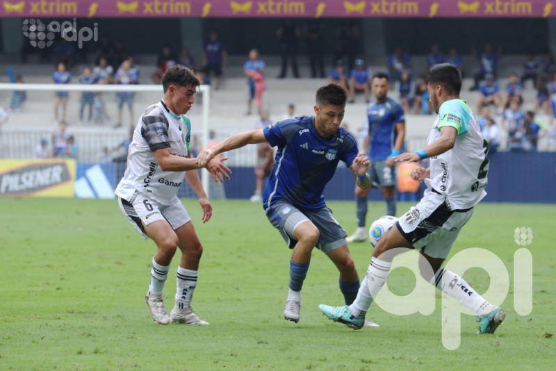 El celeste ambateño blanquea al azul porteño