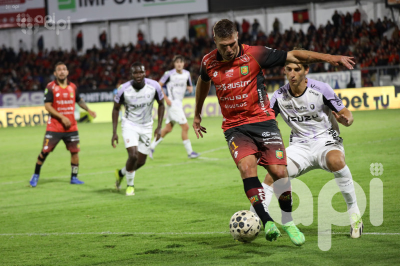 Expreso pincha pero los felinos aún sin ganar