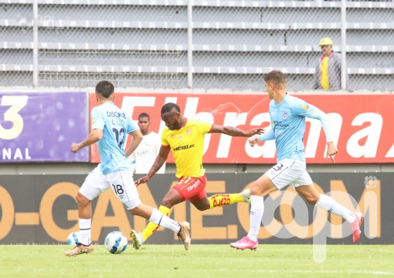 Aucas aplasta 4-1 a U. Católica